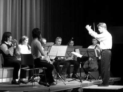 Francois ROUSSELOT, compositeur de musiques de films et d'oeuvres pour orchestre symphonique et d'harmonie, a la direction de l'orchestre du Presto Venissian